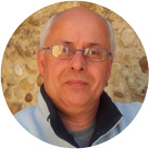 Pierre liagre, safranier, producteur de safran dans le Vaucluse, résidant à Sarrians, prend soin de sa safranière et nous fait partager sa passion de la culture du safran. Authenticité ! Acheter le Safran du Terroir est une évidence lorsque l’on souhaite faire honneur à sa cuisine…et à ses invités ! Pierre liagre, safranier, producteur de safran dans le Vaucluse, résidant à Sarrians, prend soin de sa safranière et nous fait partager sa passion de la culture du safran. Authenticité ! Acheter le Safran du Terroir est une évidence lorsque l’on souhaite faire honneur à sa cuisine…et à ses invités !